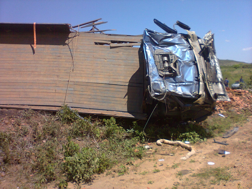 Com o impacto, caminhão tombou e ficou completamente destruído. Foto cedida por Cícero Robson.
