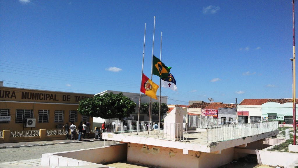 Bandeiras da prefeitura a meio mastro.