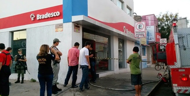 Fogo nos caixas eletrônicos do Bradesco em Afogados