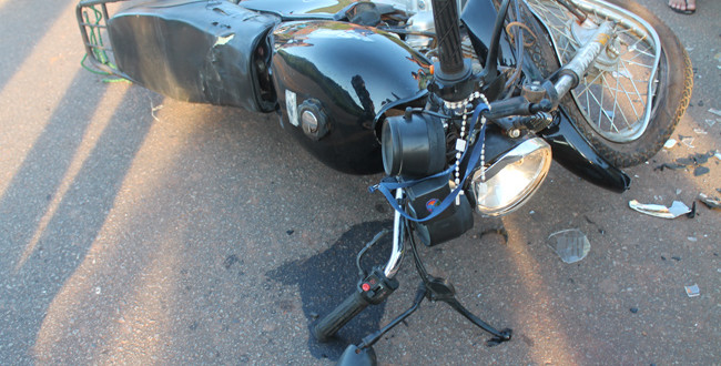 Em Tabira, motociclista embriagado bate em viatura de polícia