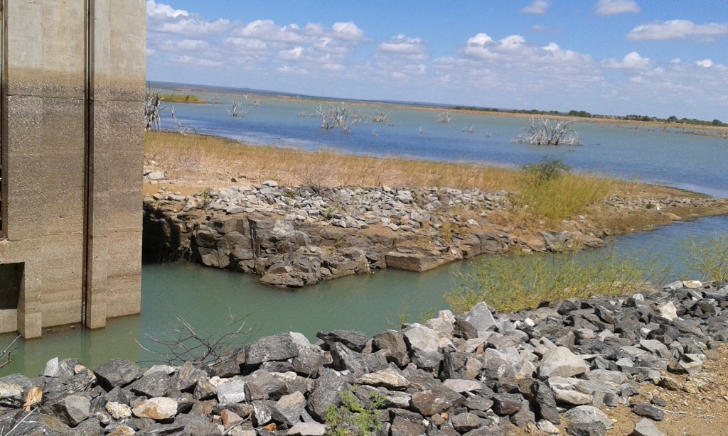 Lâmina d’água está em apenas 1,5 metro. Pode cair a 90 centímetros com nova redução. Compesa deverá contratar balsas para captação com bombas flutuantes