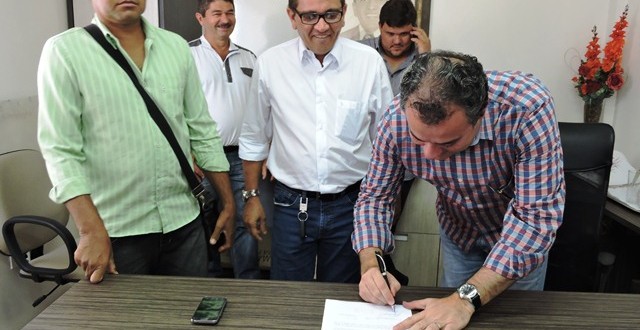 Em Tuparetama Danilo Cabral assina Termo de Servidão para perfuração de vinte poços no município