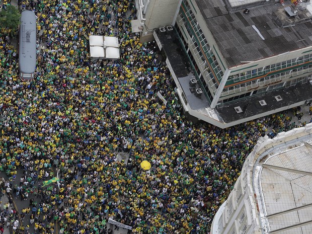 Segundo a organização e a PM, 200 mil pessoas participaram da manifestação em Curitiba neste domingo (Foto: Giuliano Gomes/PRPRESS)