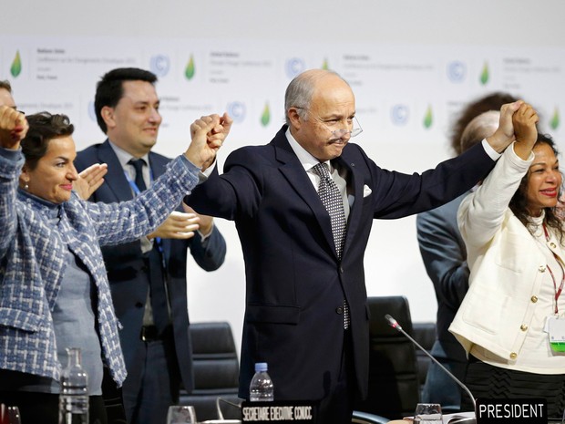 Laurent Fabius (centro), presidente da COP 21, comemora a aprovação do acordo do clima neste sábado (Foto: Reuters/Stephane Mahe)