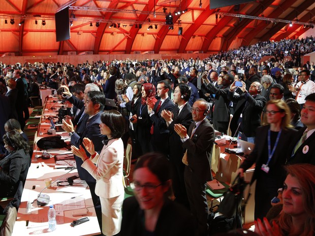 Público presente na COP 21 comemora decisão de aprovação do acordo do clima (Foto: François Guillot/AFP Photo)