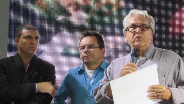 O Presidente da Asserpe, Cléo Nicéas, entrega homenagem à Rádio Pajeú
